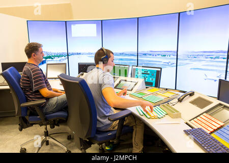 Sofia, Bulgarien - 12. September 2016: Ein Controller im bulgarischen Air Traffic Services Authority Überwachung Kontrollraum ist Flugzeuge der Navigation Stockfoto