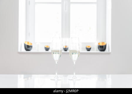 Zwei Gläser gefüllt mit Champagner mit weißem Hintergrund Stockfoto