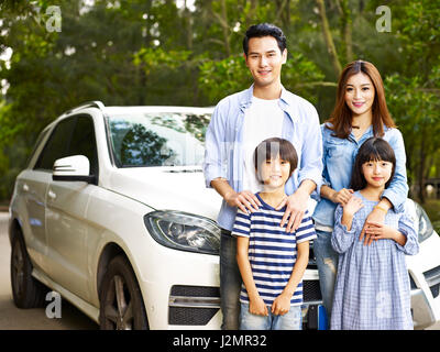 asiatischen Familie mit zwei Kindern fotografieren während der Fahrt mit dem Auto. Stockfoto