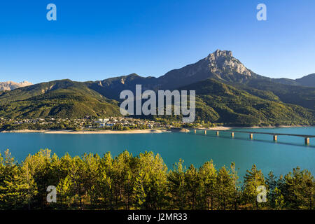 Savines-le-Lac-Dorf mit dem Grand Morgon und Serre-Ponçon See im Sommer. Alpen, Frankreich Stockfoto