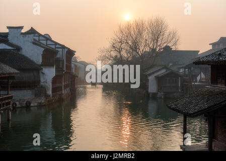 Die neblige Morgen in Wuzhen Wasser Dorf The Wuzhen Wasserdorf befindet sich in Jiaxing, Zhejiang Provinz, China. Stockfoto