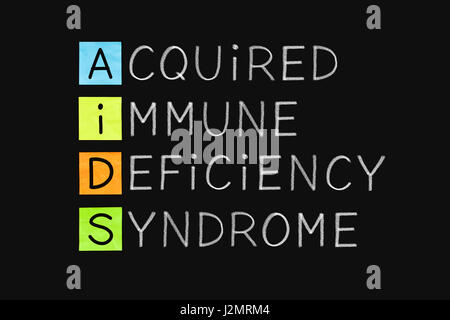 AIDS-Acquired Immune Deficiency Syndrome mit weißer Kreide auf Tafel handschriftliche Akronym. Stockfoto