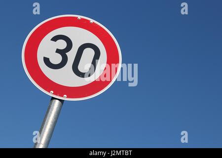 Deutsche Verkehrszeichen: Geschwindigkeit 30 km/h zu begrenzen Stockfoto