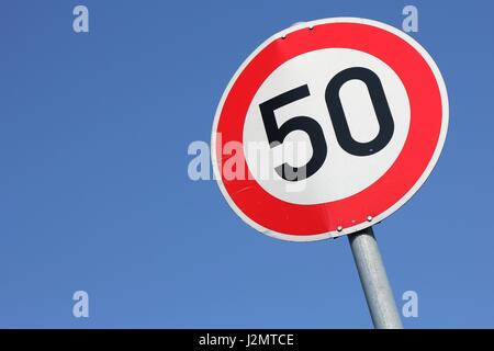 Deutsche Verkehrszeichen: Geschwindigkeit 50 km/h zu begrenzen Stockfoto