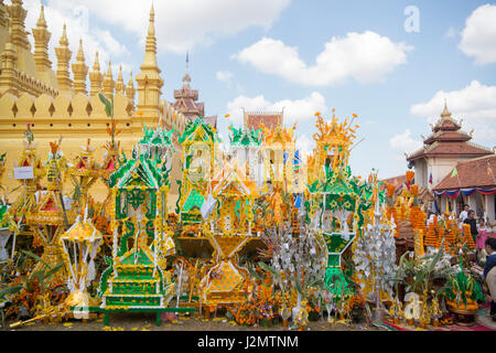 Menschen bei einem Festakt in der Pha, die Luang Festival in der Stadt Vientiane in Laos in der Südostasien. Stockfoto