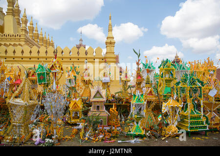 Menschen bei einem Festakt in der Pha, die Luang Festival in der Stadt Vientiane in Laos in der Südostasien. Stockfoto