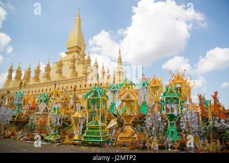 Menschen bei einem Festakt in der Pha, die Luang Festival in der Stadt Vientiane in Laos in der Südostasien. Stockfoto