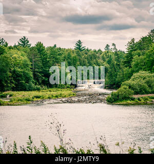 Malerische Aussicht auf niedrigere Tahquamenon fällt auf obere Halbinsel, Michigan Stockfoto