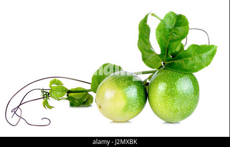 Passionsfrucht/Maracuja auf dem weißen Hintergrund isoliert. Stockfoto