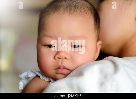 Mutter tragen das Baby im Arm. Stockfoto