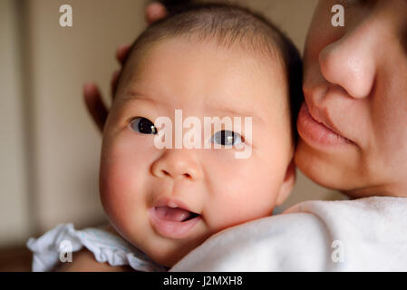 Mutter tragen das Baby im Arm. Stockfoto