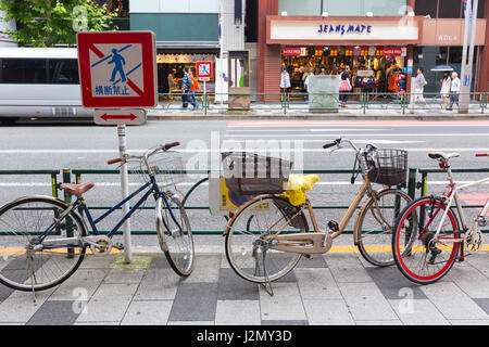 TOKYO, JAPAN - 17. Juli 2016 - Fahrräder Parks entlang der Straße von Tokio am 17. Juli 2016. Stockfoto