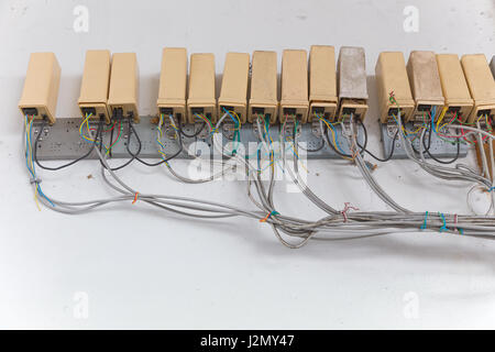 Alten Cluster von Telefon-Anschluss-Boxen an Wand Stockfoto