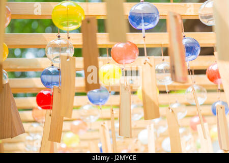 KAWAGOE, JAPAN - 20. Juli 2016 - buntes Glas Windspiel hängen von Holzstruktur bei Wind Chime Festival im Hikawa-Schrein in Kawagoe Stadt, Japan Stockfoto