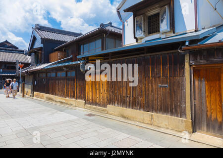 KAWAGOE, JAPAN - 20. Juli 2016 - begehbar 20. Juli 2016 Touristen auf einer Straße in der Altstadt Kawagoe, Japan. Stockfoto