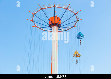 TOKYO, JAPAN - 19. Juli 2016 - Menschen genießen ihre Blume Sky Ride im Tokyo Dome Vergnügungspark in Tokio am 19. Juli 2016 Stockfoto