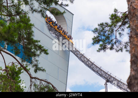 TOKYO, JAPAN - 19. Juli 2016 - Menschen viel Spaß Thunder Dolphin im Tokyo Dome Vergnügungspark in Tokio am 19. Juli 2016. Stockfoto