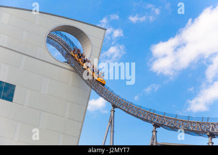 TOKYO, JAPAN - 19. Juli 2016 - Menschen viel Spaß Thunder Dolphin im Tokyo Dome Vergnügungspark in Tokio am 19. Juli 2016. Stockfoto