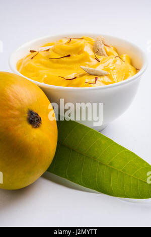 Hapus oder Alphonso Mango Pudding / Mango Shrikhand oder Srikhand oder Amrakhand - Mango-Dessert mit Kondensmilch Magoes und Muttern, selektiven Fokus über w Stockfoto