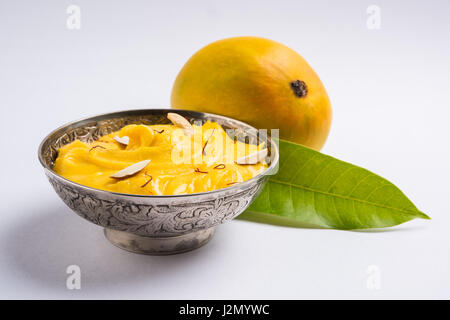 Hapus oder Alphonso Mango Pudding / Mango Shrikhand oder Srikhand oder Amrakhand - Mango-Dessert mit Kondensmilch Magoes und Muttern, selektiven Fokus über w Stockfoto