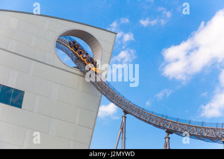 TOKYO, JAPAN - 19. Juli 2016 - Menschen viel Spaß Thunder Dolphin im Tokyo Dome Vergnügungspark in Tokio am 19. Juli 2016. Stockfoto