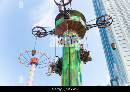 TOKYO, JAPAN - 19. Juli 2016 - Menschen genießen die Power Tower Attraktion im Tokyo Dome Vergnügungspark in Tokio am 19. Juli 2016. Stockfoto