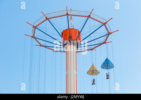 TOKYO, JAPAN - 19. Juli 2016 - Menschen genießen ihre Parachute Drop Ride im Tokyo Dome Vergnügungspark in Tokio am 19. Juli 2016 Stockfoto