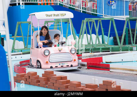 TOKYO, JAPAN - 19. Juli 2016 - Mutter und Tochter fahren Trainingswagen zusammen im Tokyo Dome Park in Tokio am 19. Juli 2016. Stockfoto