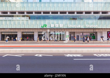 TOKYO, JAPAN - 17. Juli 2016 - Fußgänger entlang über leere Straße Bahnhof Shinjuku, Tokio, Japan am 17. Juli 2016 vor. Stockfoto