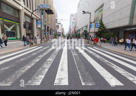 TOKYO, JAPAN - 17. Juli 2016 - eine Straße Abschnitt in Shinjuku ist auf Sonntag, 17. Juli 2016 für Fußgänger, den Tag genießen vom Verkehr abgesperrt. Stockfoto