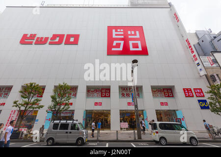 TOKYO, JAPAN - 17. Juli 2016 - Menschen herumlaufen vor Uniqlo Store Gebäude in Shinjuku, Japan am 17. Juli 2016. Stockfoto