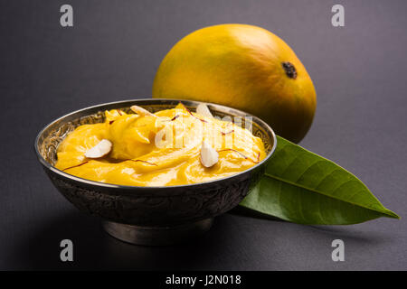 Hapus oder Alphonso Mango Pudding / Mango Shrikhand oder Srikhand oder Amrakhand - Mango-Dessert mit Kondensmilch Magoes und Muttern, selektiven Fokus über w Stockfoto