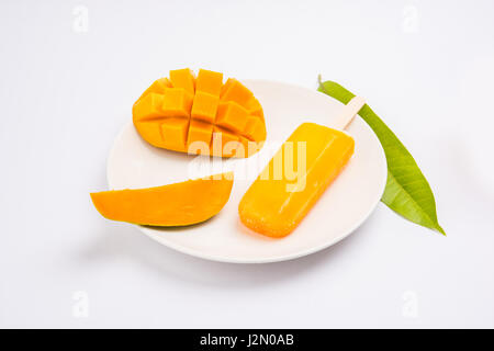 Mango Eis Süßigkeiten oder Mango-Eis-Bar oder Kulfi, bestehend aus süß und lecker Alphonso oder Hapus mangos Stockfoto