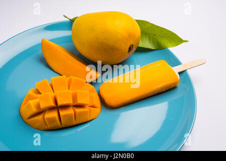 Mango Eis Süßigkeiten oder Mango-Eis-Bar oder Kulfi, bestehend aus süß und lecker Alphonso oder Hapus mangos Stockfoto