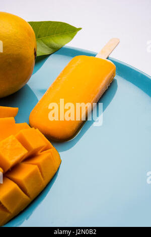 Mango Eis Süßigkeiten oder Mango-Eis-Bar oder Kulfi, bestehend aus süß und lecker Alphonso oder Hapus mangos Stockfoto