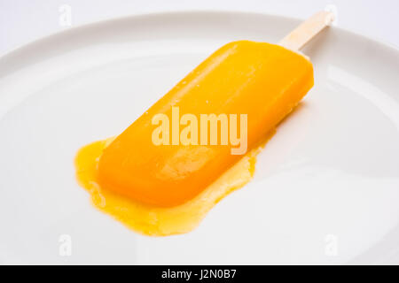 Mango Eis Süßigkeiten oder Mango-Eis-Bar oder Kulfi, bestehend aus süß und lecker Alphonso oder Hapus mangos Stockfoto