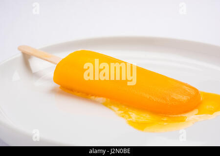 Mango Eis Süßigkeiten oder Mango-Eis-Bar oder Kulfi, bestehend aus süß und lecker Alphonso oder Hapus mangos Stockfoto