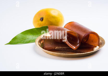 indische Alphonso Mango getrocknet Gelee genannt Mango Papad oder Mango Poli oder Platte oder Kuchen, traditionelle Maharashtrian Rezept Stockfoto