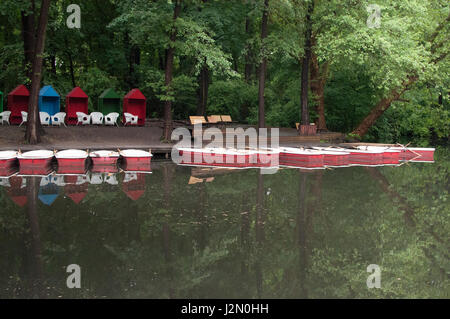 Ruderboote bin Neuen siehe Im Großen Tiergarten, Berlin / Ruderboote am neuen See im großen Tiergarten Stockfoto