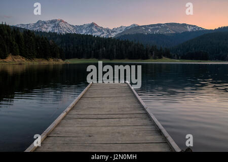 Ein Blick auf die Pyrenäen aus dem Lac de Payolle in Frankreich. Stockfoto