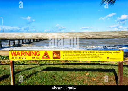 Krokodil Warnschild in Palm Cove, Nördliche Strände Vorort von Cairns, Far North Queensland, FNQ, Australien Stockfoto