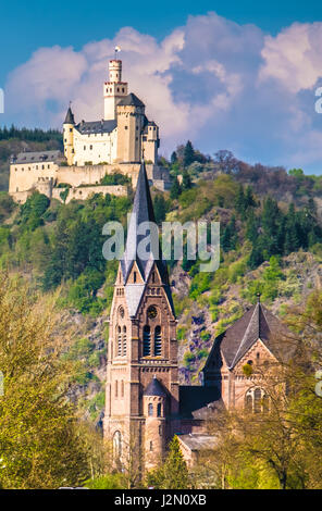 Marksburg Burg oberhalb der Stadt Braubach in Rheinland-Pfalz, Deutschland. Es ist eines der wichtigsten Wahrzeichen der Rhein Schlucht UNESCO-Welterbe Stockfoto