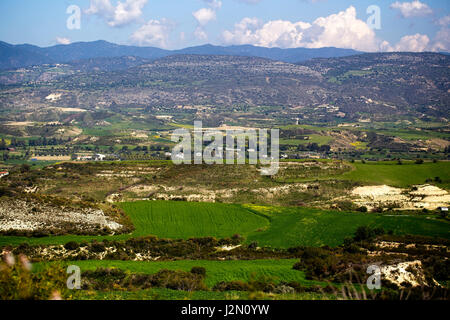 Ackerland mit den Troodos-Bergen als Kulisse, Paphos, Zypern. Stockfoto