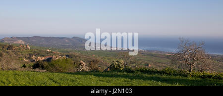 Blick über Laatchi auf der Akamas-Halbinsel und das Mittelmeer aus Droushia, Paphos, Zypern. Stockfoto