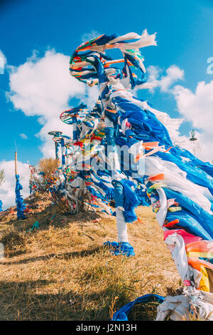 weiße und blaue Obo und Aobao Landschaft in der Mongolei, mongolische Totem im Grünland mit blauem Himmel, vertikale Stockfoto