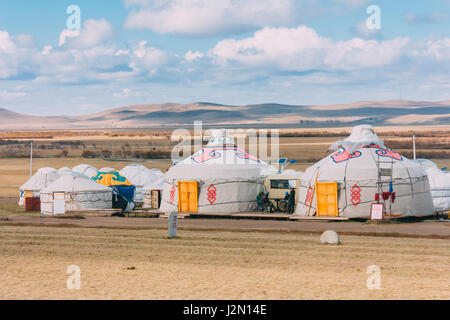20140924 Inner wiederzutreffen, China, Gruppe von Jurten in der Mongolei Grünland mit blauem Himmel, horizontale Stockfoto