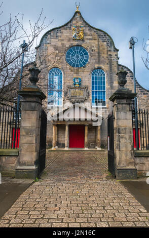 Die Kirk der Canongate oder Canongate Kirk dient der Pfarrei Canongate in der Altstadt von Edinburgh in Schottland. Stockfoto