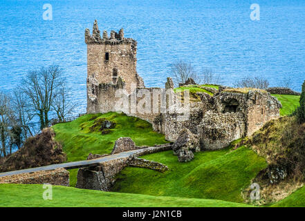 Urquhart Castle am Ufer des Loch Ness in den Highlands von Schottland. Stockfoto