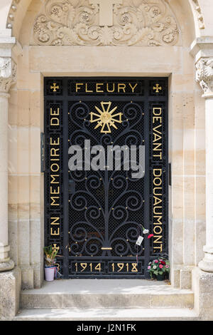 VERDUN, Frankreich - 19. August 2016: Gusseisen Eingang Gedenkkapelle am ehemaligen Platz des französischen Dorfes Fleury wurde komplett zerstörte d Stockfoto