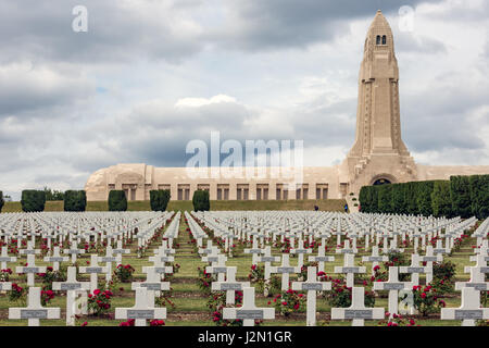 VERDUN, Frankreich - 19. August 2016: Beinhaus von Douaumont und Friedhof für ersten Weltkrieg bei der Schlacht um Verdun Gefallenen Soldaten Stockfoto